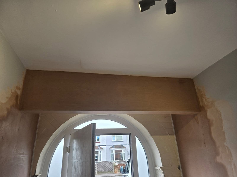 Skimmed bulkhead over an arched window recess